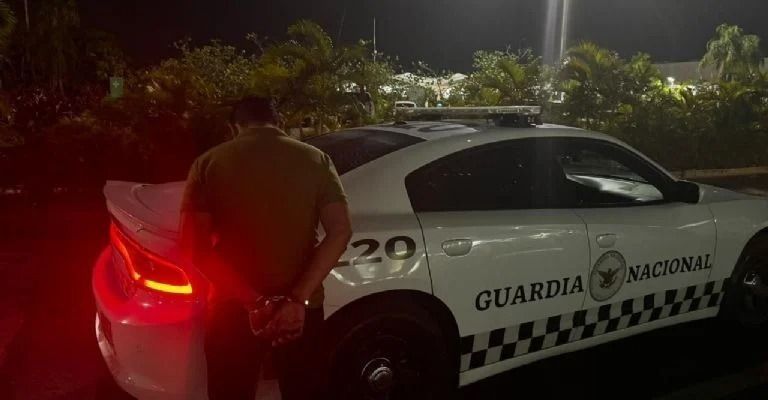 Cae taxista que intentó cobrar 17 mil pesos a turistas extranjeros
