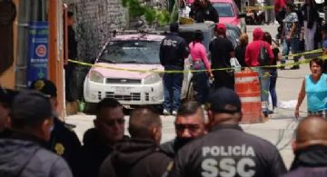 Ejecutan a tiros en la Álvaro Obregón; lo atacaron cuando cambiaba la llanta de su auto