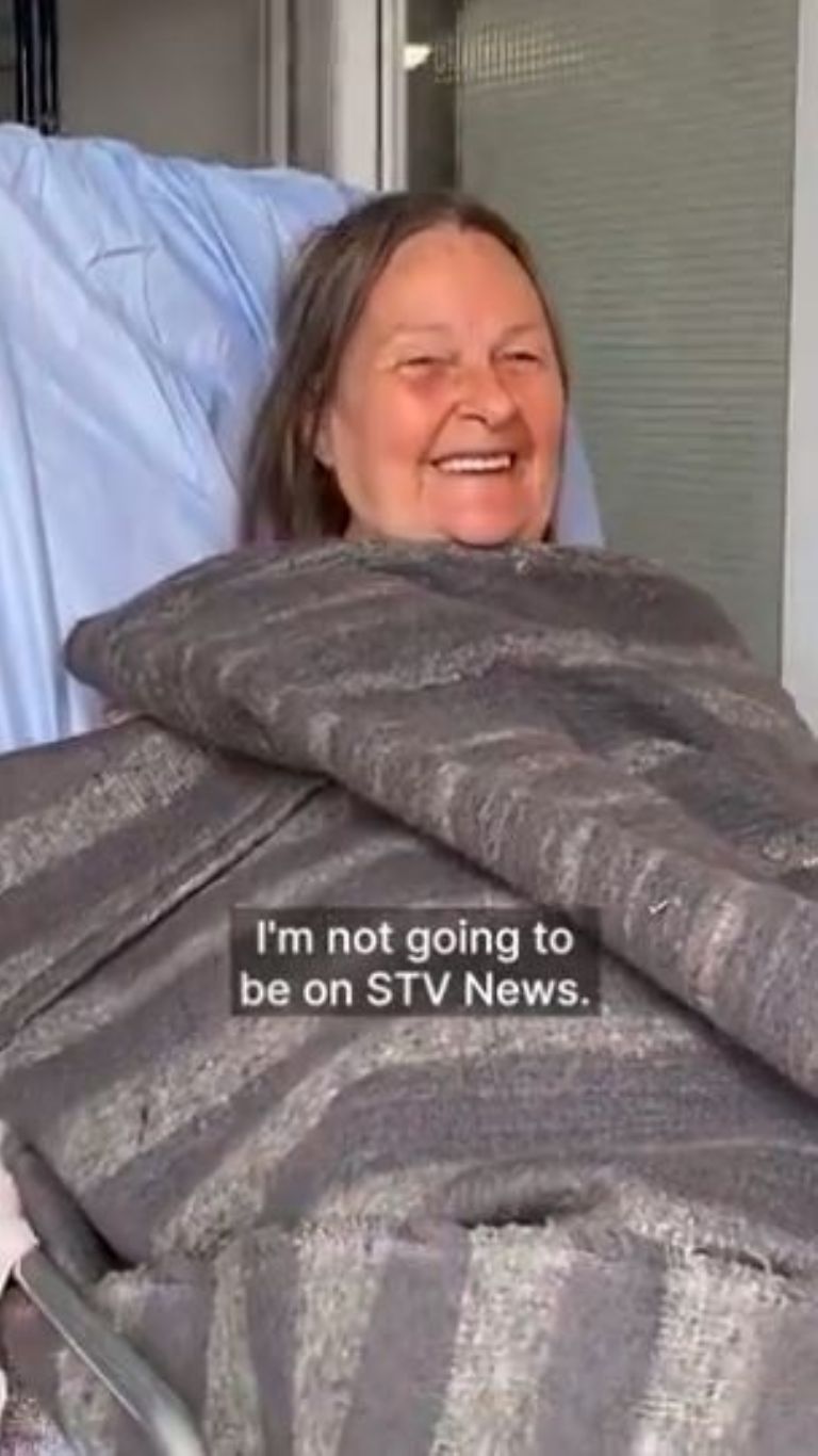 Mujer pierde la mano al intentar tomarse selfie con un oso