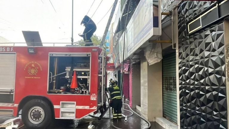 Incendio en el bar 'Sambuca' de la colonia Anáhuac moviliza a bomberos