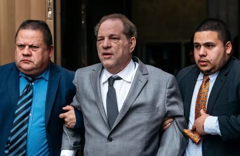 Corte de apelaciones anula condena de Harvey Weinstein por violación y abuso sexual