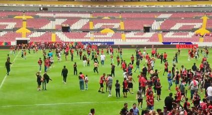 Oleada de aficionados de Atlas entran por la fuerza a estadio para verlos entrenar