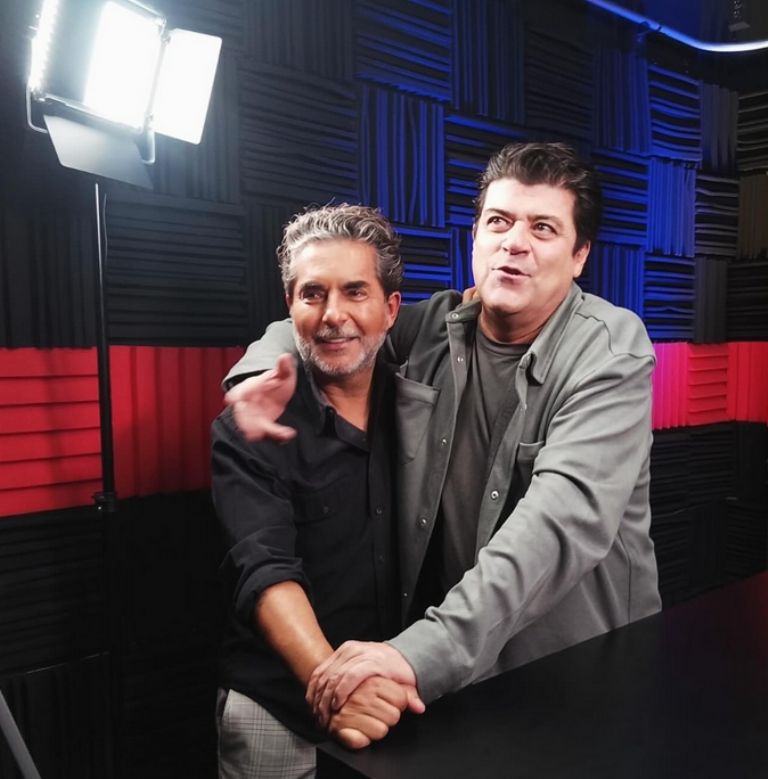 Conductores de 'Hoy' son vistos tomados de la mano