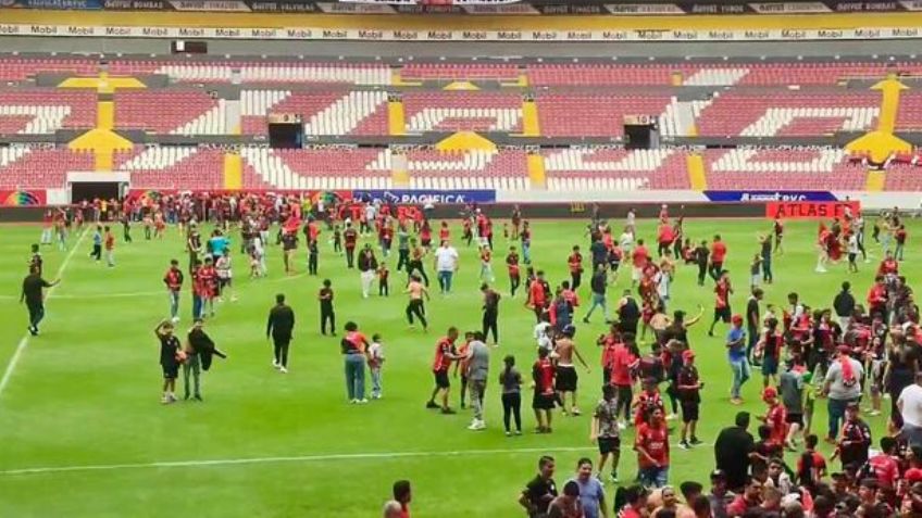 Oleada de aficionados de Atlas entran por la fuerza a estadio para verlos entrenar
