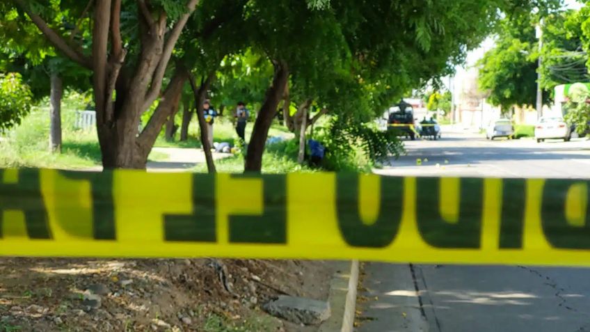 Cubierto con cobija tradicional y atado con cinta adhesiva: Así hallan un cuerpo en Chalco