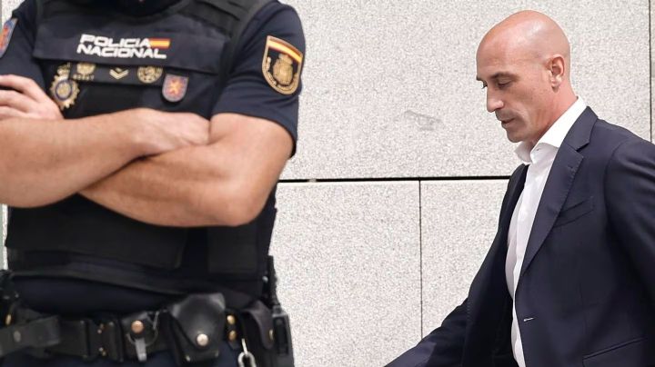Luis Rubiales es liberado tras arresto por investigación de corrupción; embargan su Mercedes