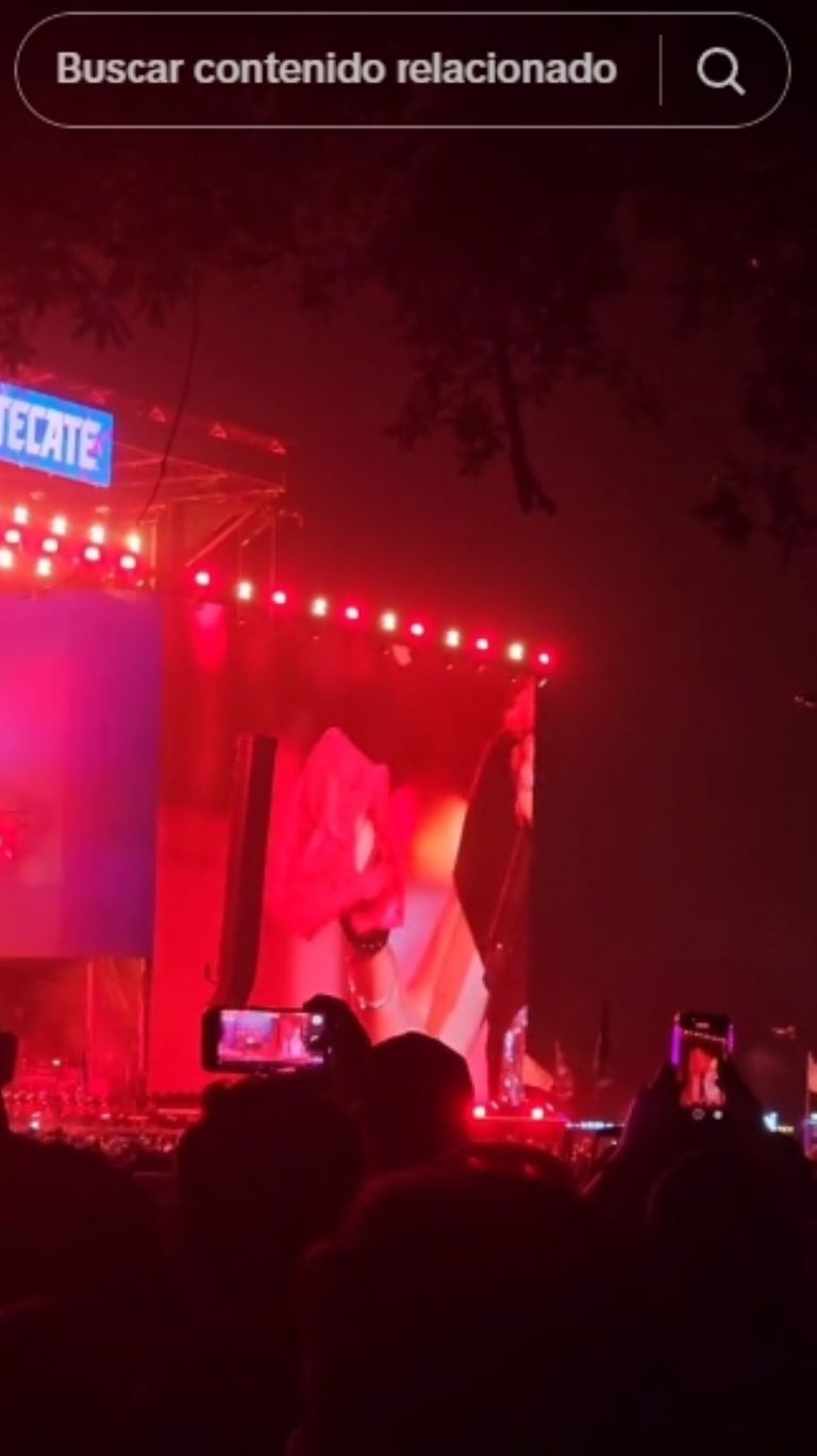 Fher Olvera mostrando la prenda íntima