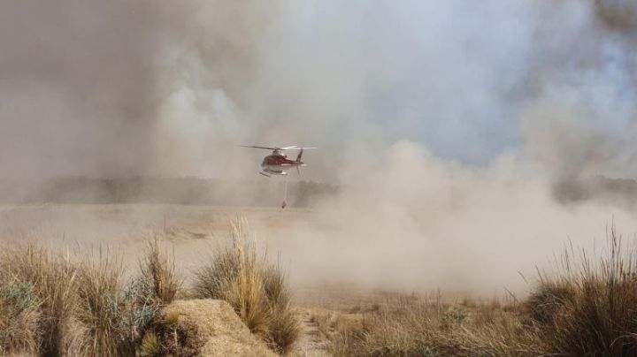 Con helicópteros y brigadas combaten incendio forestal en Atlacomulco, Estado de México