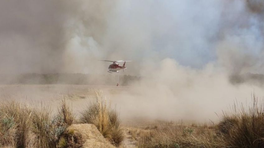 Con helicópteros y brigadas combaten incendio forestal en Atlacomulco, Estado de México