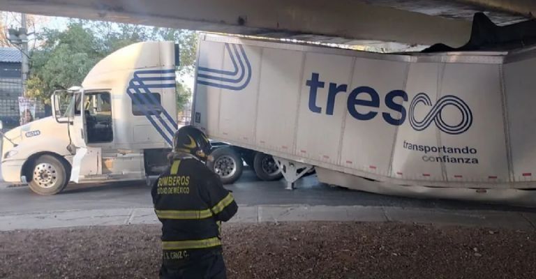 Caos en Viaducto por Tráiler Atorado en Bajo Puente: Carriles Centrales Cerrados
