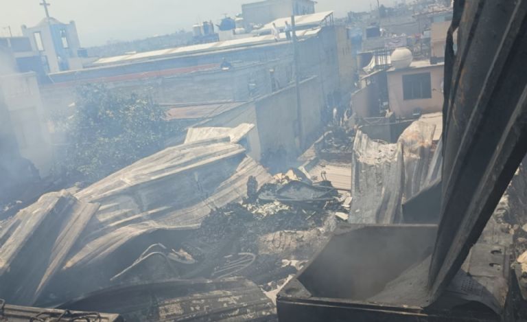 Incendio consume vivienda en Naucalpan dejando atrapadas a personas; esto sucedió