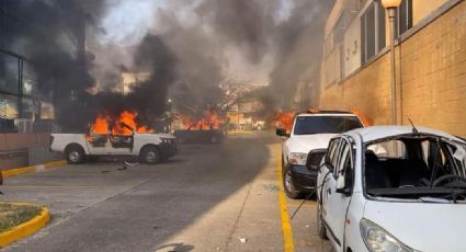 (FOTOS) Violencia: Normalistas lanzan bombas y queman autos en Palacio de Gobierno en Guerrero