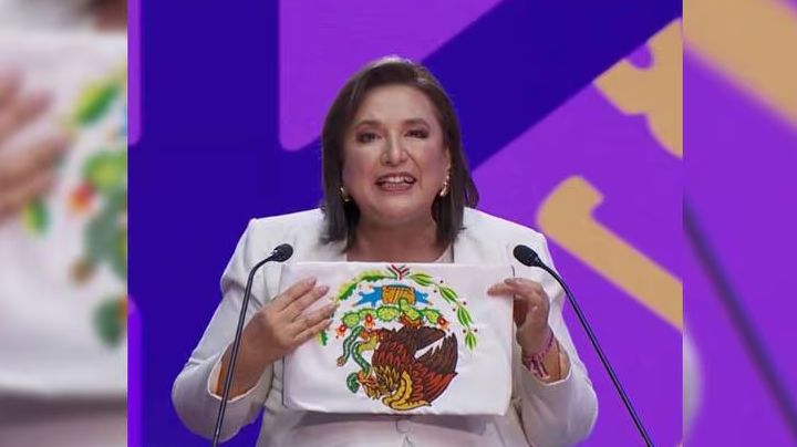 Debate Presidencial: Xóchitl Gálvez exhibe bandera de México al revés; es protesta, dice