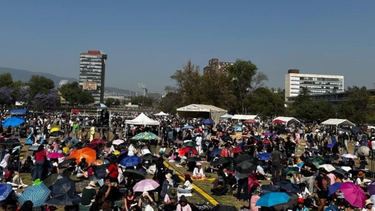 Miles se reúnen en CU para ver el Eclipse Solar. Foto: Internet