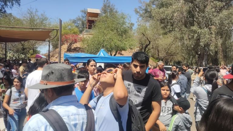 Las personas se reunieron para ver el eclipse en Ciudad Obregón
