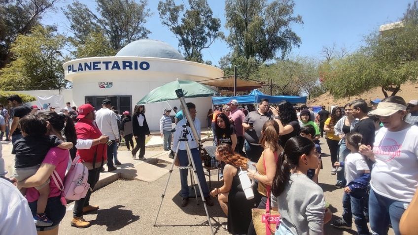 Cajemenses aprecian eclipse total de sol y primarias reportan elevado ausentismo