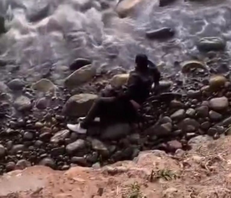 Sujeto con aparente discapacidad mental arroja a un hombre al acantilado en Playas de Tijuana