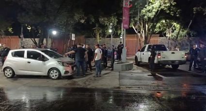 VIDEO: Usuarios del Metrobús se resguardan de balacera "Cierre la puerta"