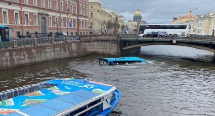 VIDEO: Autobús se desploma en un río en Rusia; 3 muertos y 4 con muerte encefálica