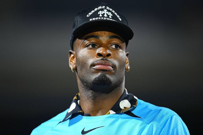 Najee Harris, estrella de la NFL, muestra su apoyo a Pumas Femenil durante partido en el Olímpico