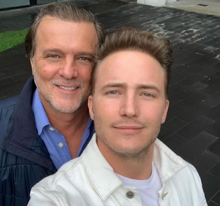 Hijo de René Strickler celebra el nacimiento de su bebé