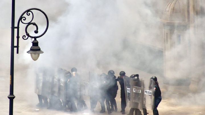 Con petardos, manifestantes exigen audiencia con AMLO frente a Palacio Nacional