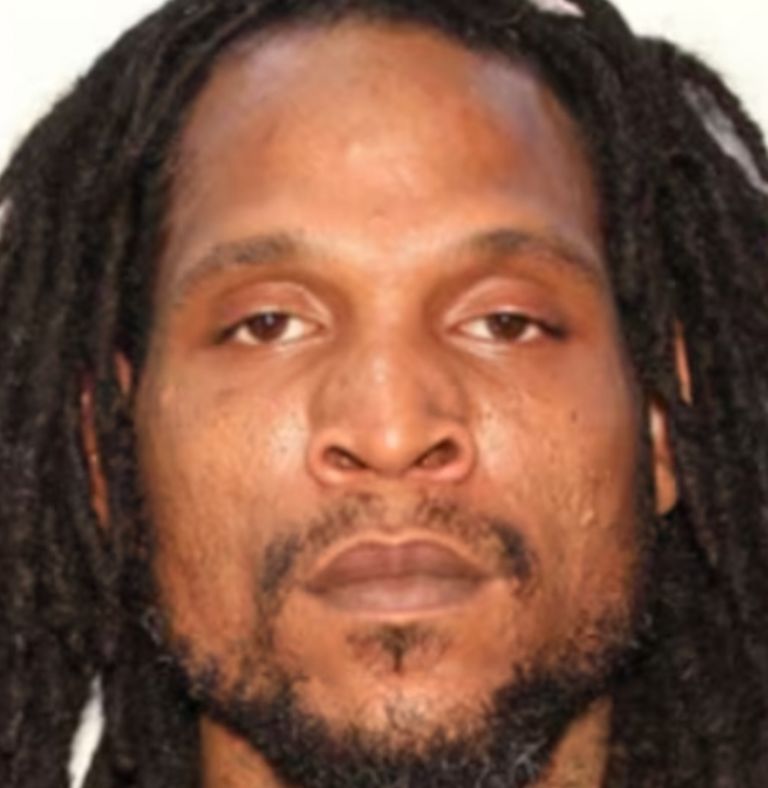 Arrestan a taxista de aplicación por abusar de una pasajera