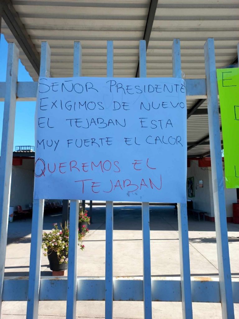 Padres de familia protestan en Empalme, Sonora. Foto: Twitter