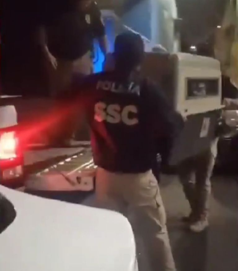 Rescatan a perritos de predio en Iztacalco