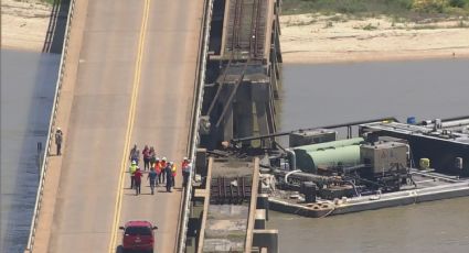 VIDEO: Barco choca contra puente ferroviario en Texas, causa derrame de petróleo