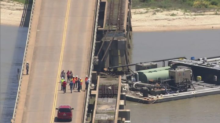 VIDEO: Barco choca contra puente ferroviario en Texas, causa derrame de petróleo