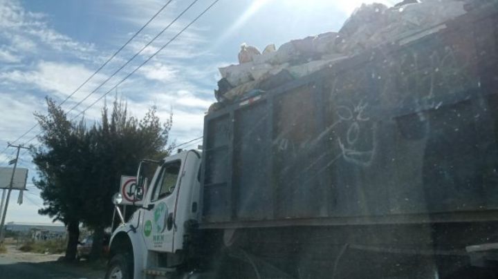 Mujer muere al sacar desechos; fue atropellada por un camión de basura