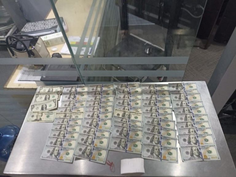 Personal del AICM muestra honestidad al devolver bolsa con fuerte suma de dinero