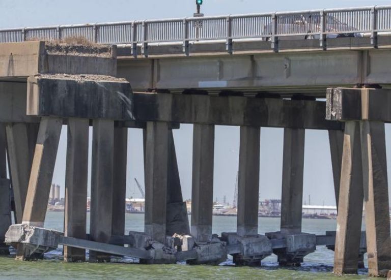 Barco choca contra puente en Texas