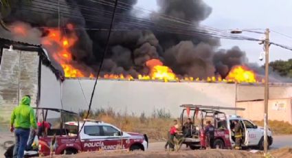 VIDEO: Fuerte incendio consume fábrica de veladoras en San Martín Texmelucan