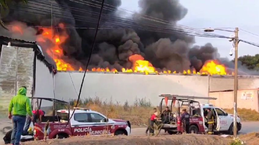 VIDEO: Fuerte incendio consume fábrica de veladoras en San Martín Texmelucan