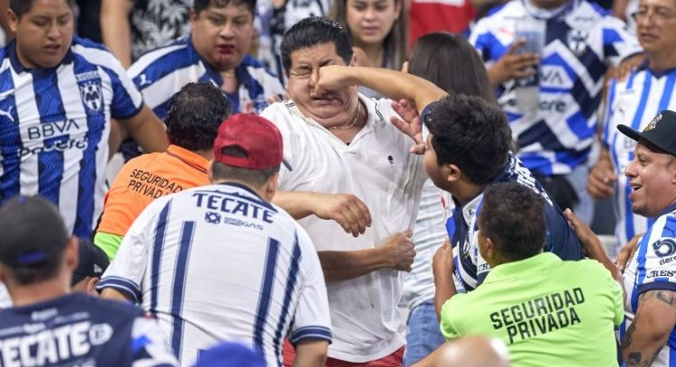 (VIDEO) Concachampions: Fans de Rayados inician brutal pelea tras eliminación del Monterrey
