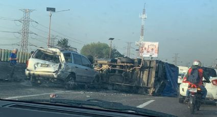 Caos en la Autopista México-Pachuca por choque y volcadura de una camioneta de carga