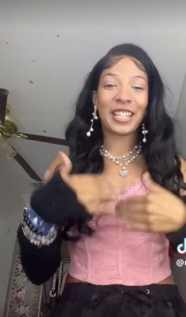 Joven estalla en risas por la muerte de su madre