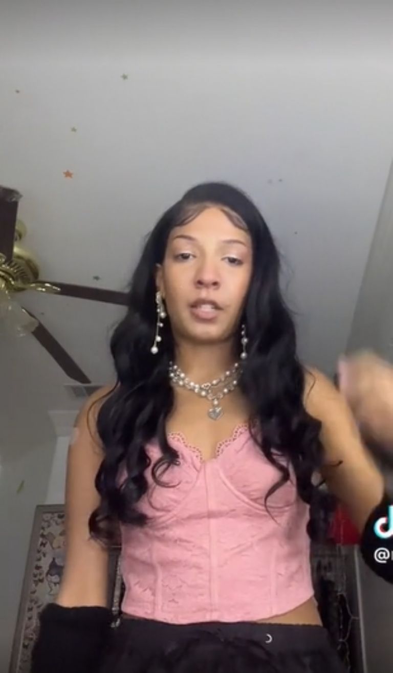 Joven es criticada por su reacción ante la muerte de su madre