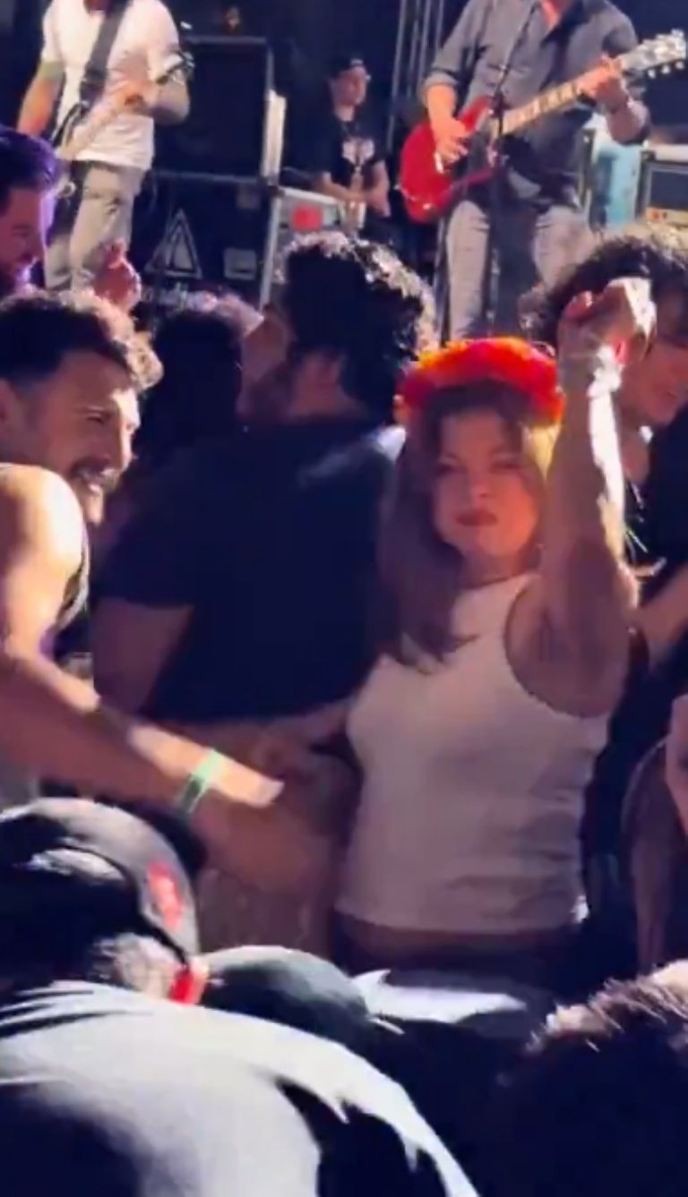 Mujer se vuelve viral por agarrar a chanclazos a bailarines de ska