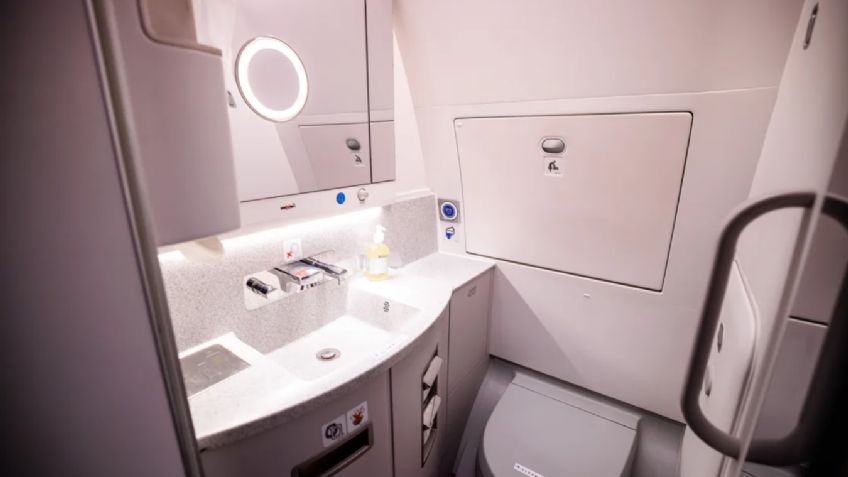 EU: Aeromozo es arrestado por colocar un teléfono en el baño de un avión para grabar niñas
