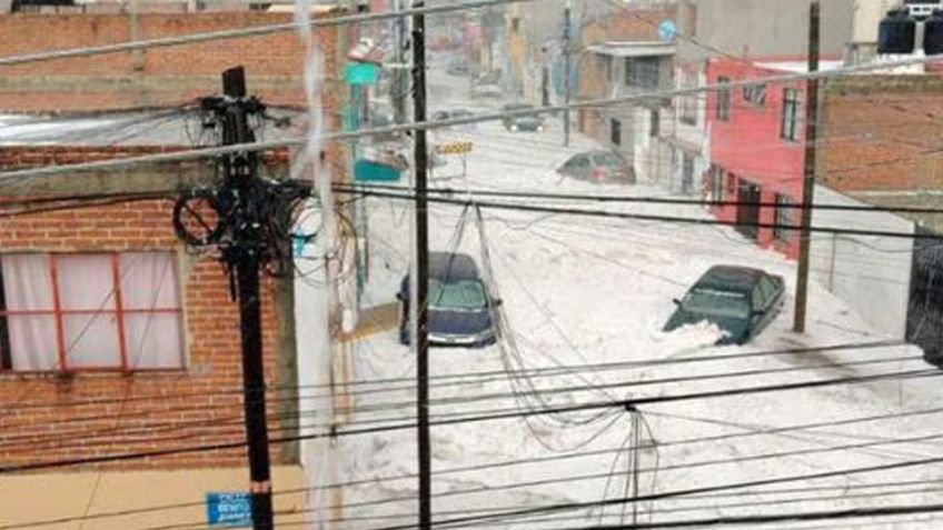 VIDEO: Violenta lluvia sorprende a Puebla y provoca ríos de granizo en las calles