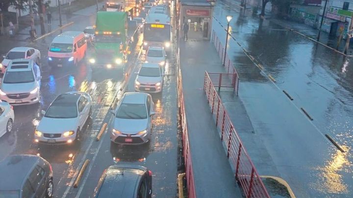 VIDEO: Caos en la vía José López Portillo por inundaciones; circulación a vuelta de rueda