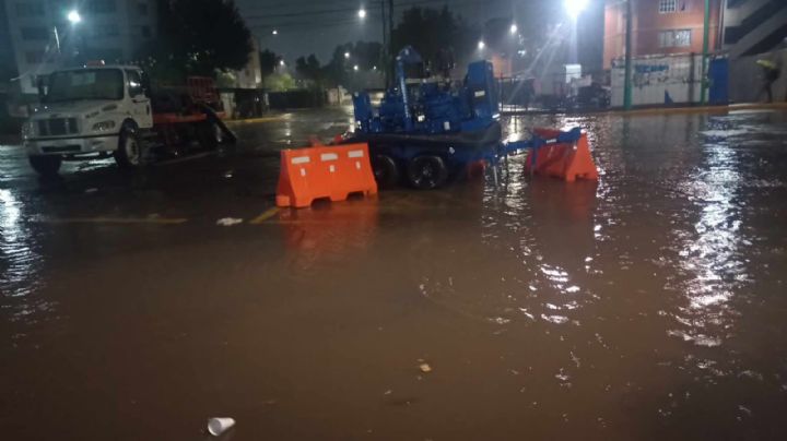 Autoridades trabajan para liberar inundación en la vía José López Portillo, en Tultitlán