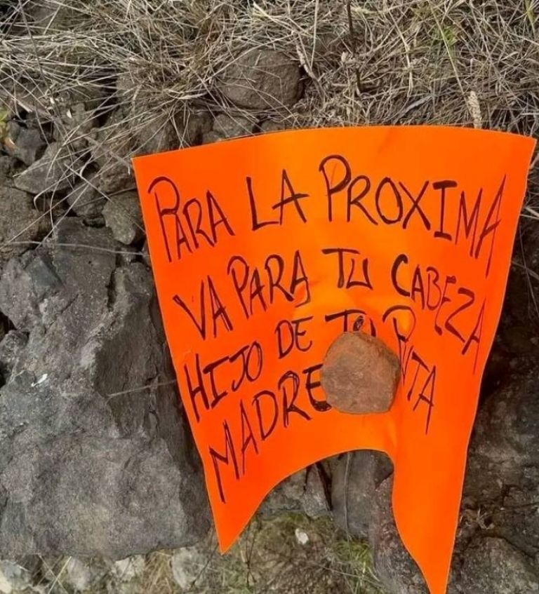 Mensaje intimidatorio abandonado a un costado de la camioneta
