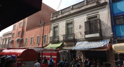 Incendio consume bodega en el Centro Histórico; bomberos trabajan para sofocarlo