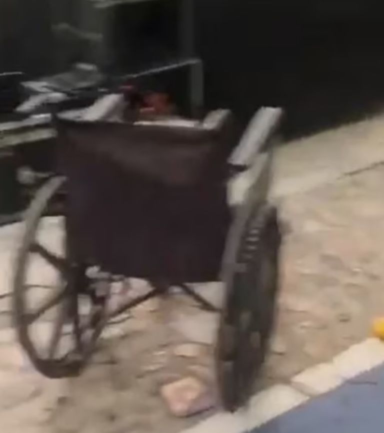 El responsable ingresó al cierre de campaña en silla de ruedas