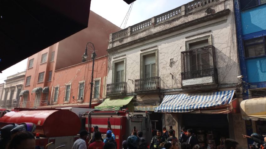 Incendio consume bodega en el Centro Histórico; bomberos trabajan para sofocarlo