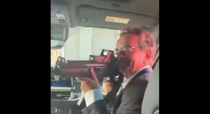 Embajador del Reino Unido en México removido de su cargo por controversia con un rifle